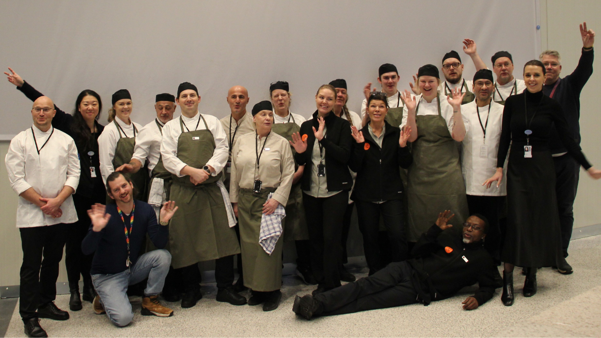 Gruppbild tagen vid öppningen av Galleri Curie på AstraZeneca i Göteborg