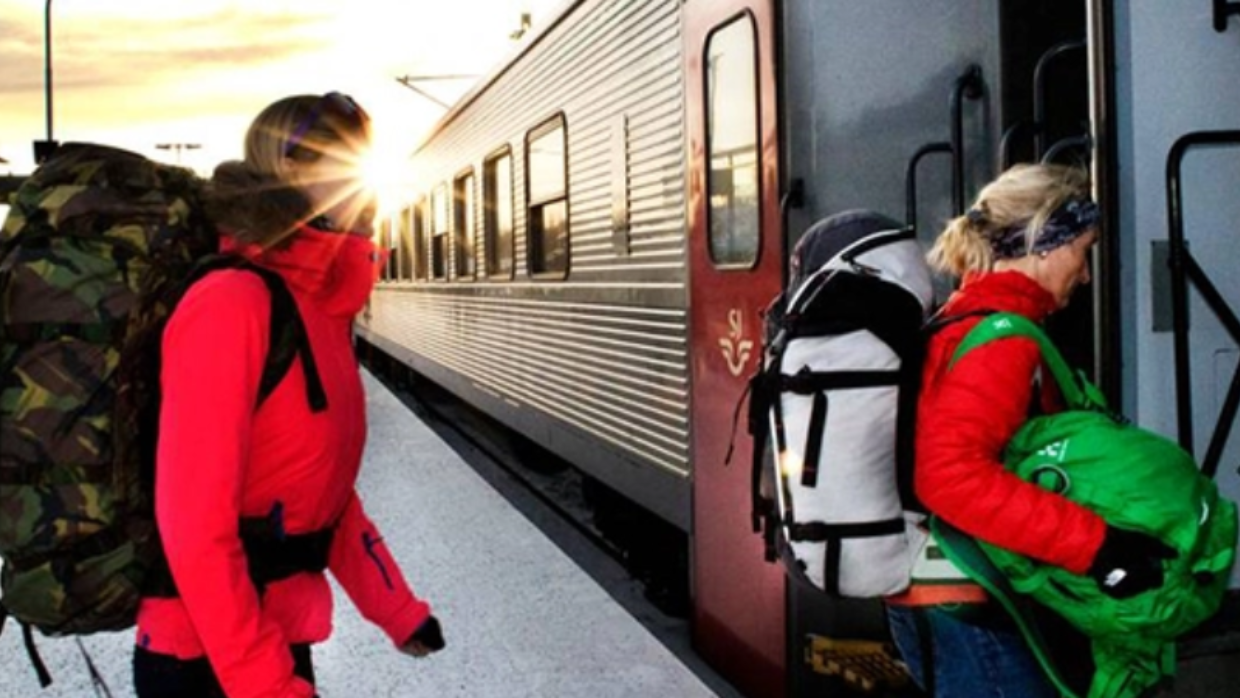 Resenärer som kliver på ett av SJ:s nattåg i Övre Norrland