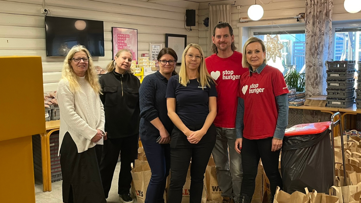 Gruppbild från överlämning av julgåva till Humlans verksamhet i Södertälje