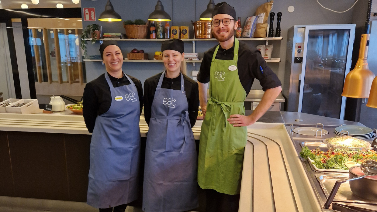 Bild på tre Sodexomedarbetare som arbetar på en av våra EAT-restauranger i Sverige