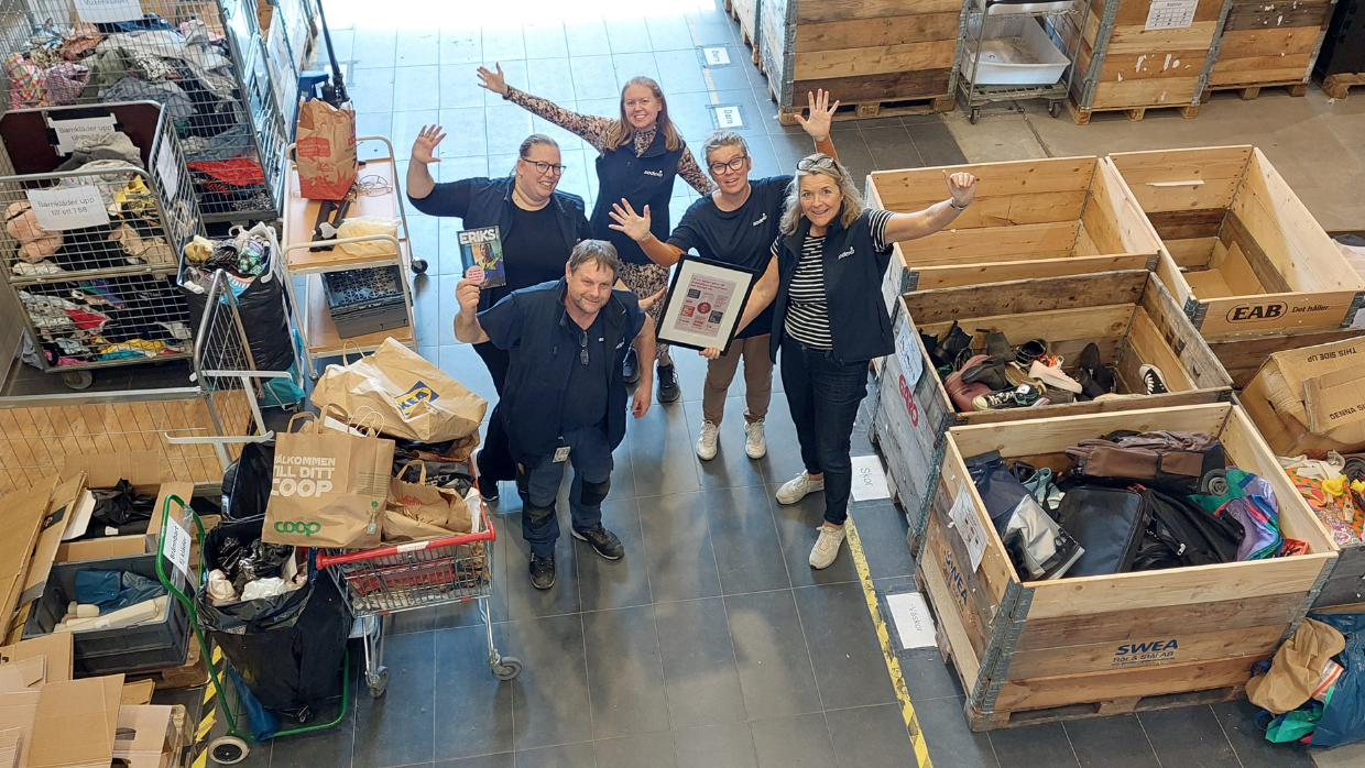 Sodexoteam i Lund arbetar som volontärer på Erikshjälpens Second Hand