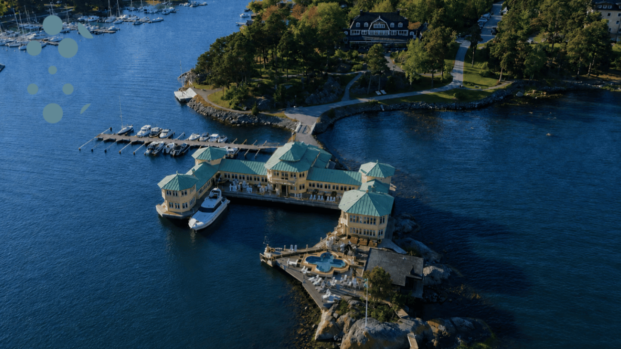 Flygfoto över spahotellet Nynäs Havsbad som drivs av Sodexos dotterbolag K-märkt