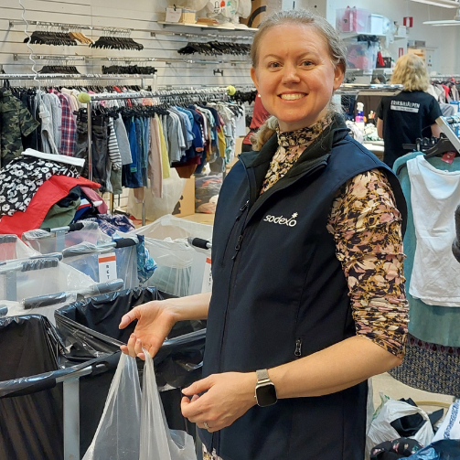 En Sodexo-medarbetare på ett av våra uppdrag i Lund tillbringar sin volontärdag med att hjälpa till på Erikshjälpens Second Hand