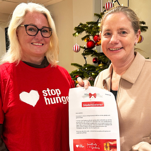 Karin Vierma ger gåvobevis på julgåvan 2025 till Maria på Sveriges Stadsmissioner