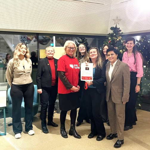 Karin Vierma lämnar över gåvobevis för julgåva till UN Women Sweden