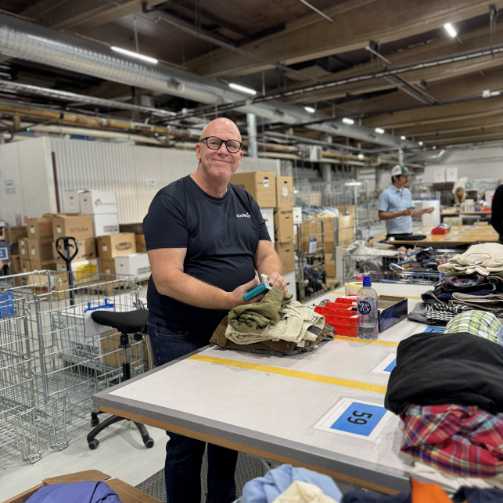 Per jobbar på BIGS volontärdag hos Stockholms Stadsmisison i Västerhaninge