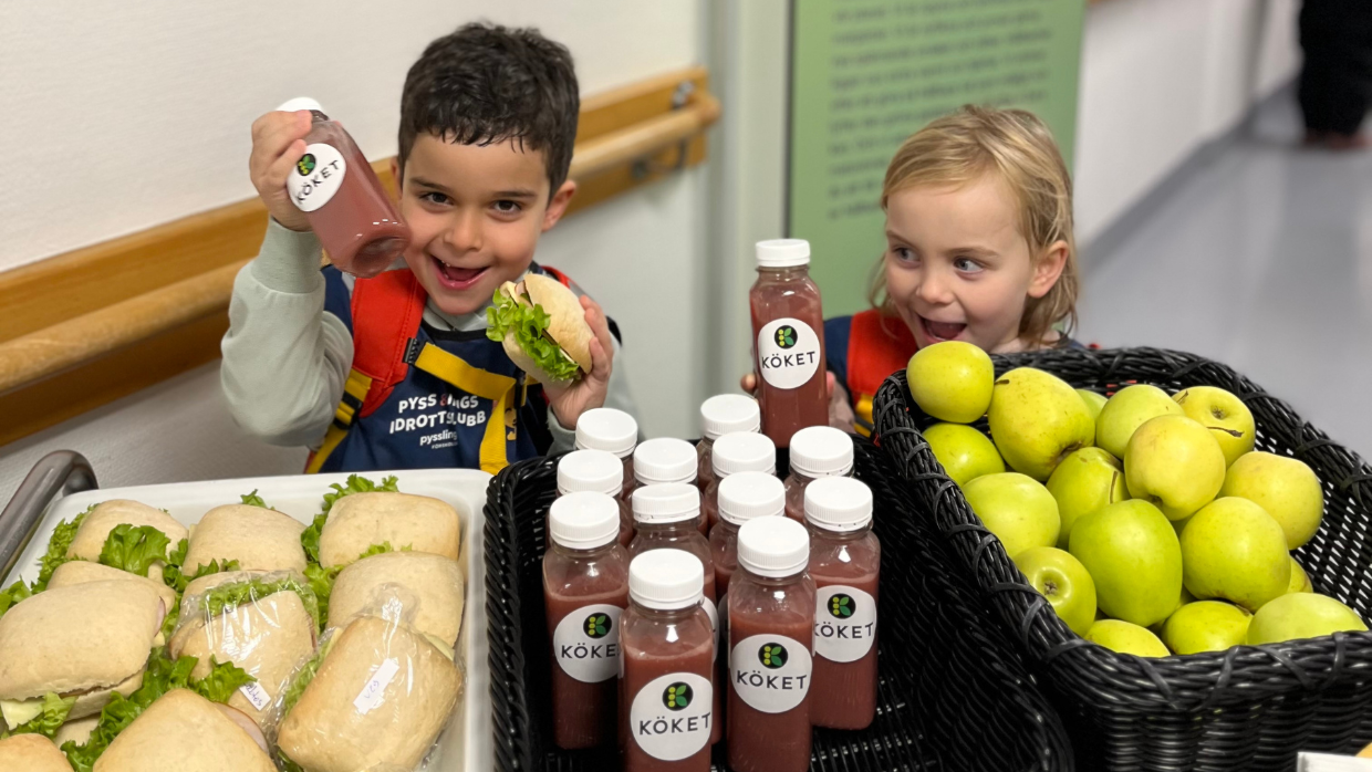Barn från Pysslingen förskolor bjuds på mellanmål efter simskola