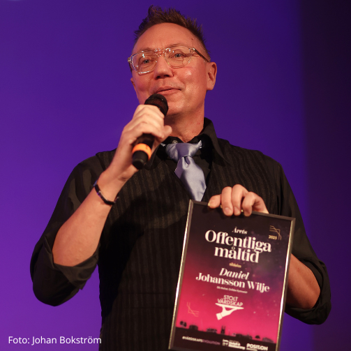 Bild på Daniel Johansson Wilje, kökschef på restaurang Blå Molnet när han fick priset Årets Offentliga måltid 2025