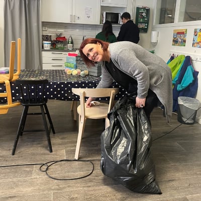 Birgitta städar under volontärdagen på Mötesplats Vårberg