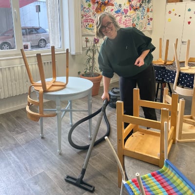Josefin dammsuger under volontärdagen på Mötesplats Vårberg