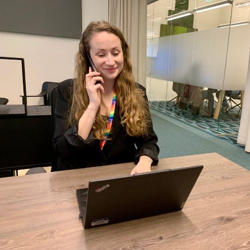 Liza Ziden, Driftchef Cleaning Services Transport på Sodexo i Sverige sitter vid sin dator