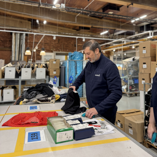 Medarbetare inom BIGS volontärarbetar hos Stockholms Stadsmission