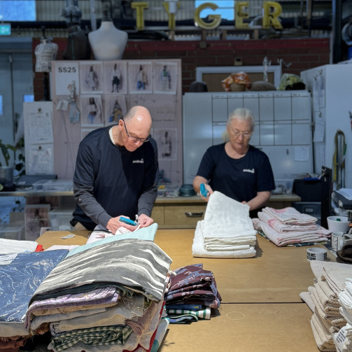 Två medarbetare på BIGS under volontärdag hos Stockholms Stadsmission