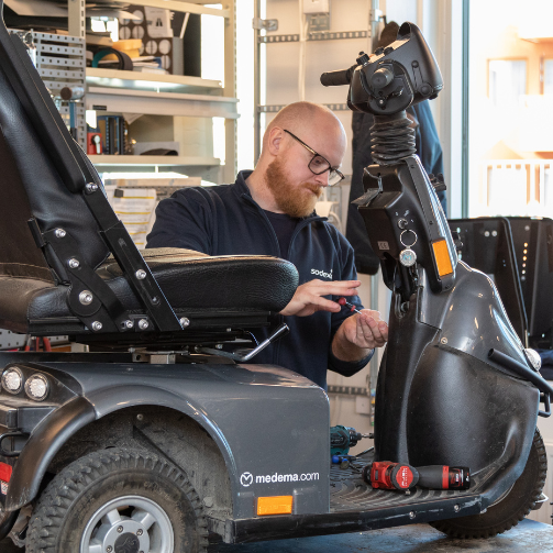 Hjälpmedelstekniker på Sodexo servar en permobil