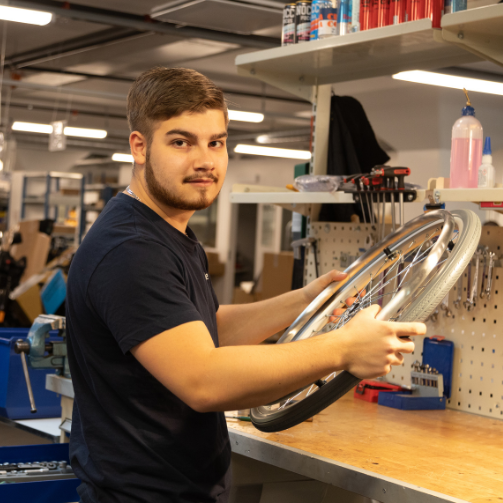 Medarbetare på Sodexo Hjälpmedelsservice mekar med rullstolshjul
