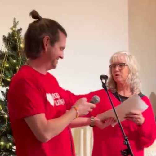 Johnny Sandberg delar ut gåvobevis till Humlan i Södertälje