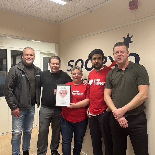 Mona delar ut gåvobevis i samband med Stop Hunger julgåva 2025 till Matakuten i Gävle