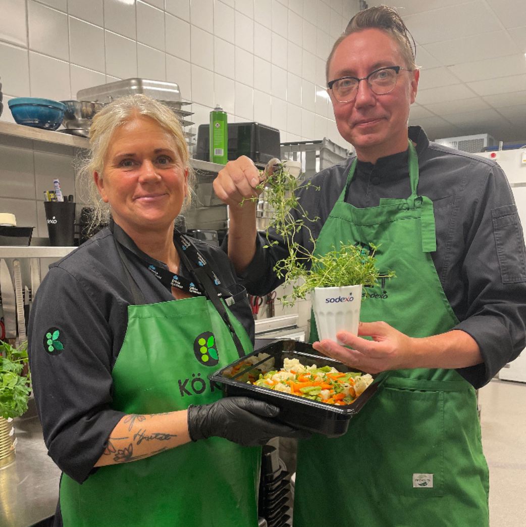 Bild på våra kockar Susanne och Daniel på Grillska Gymnasiet