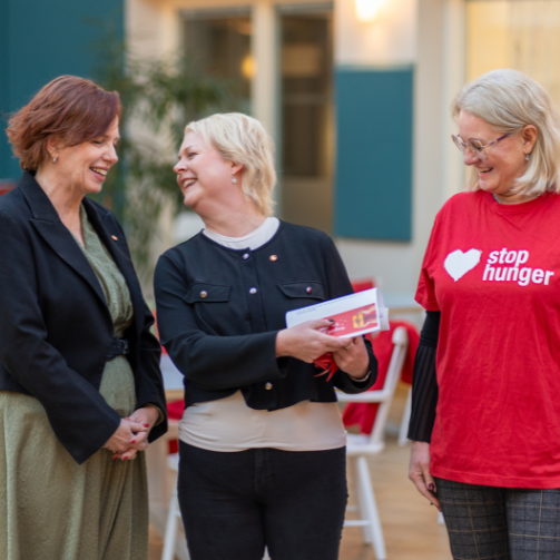 Överlämning julgåva Hela människan 2024