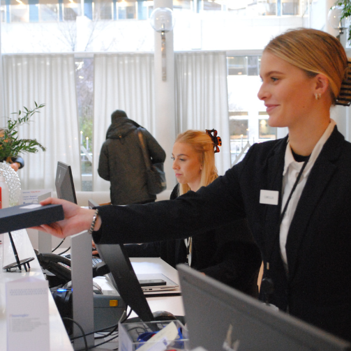 Medarbetare som jobbar i reception