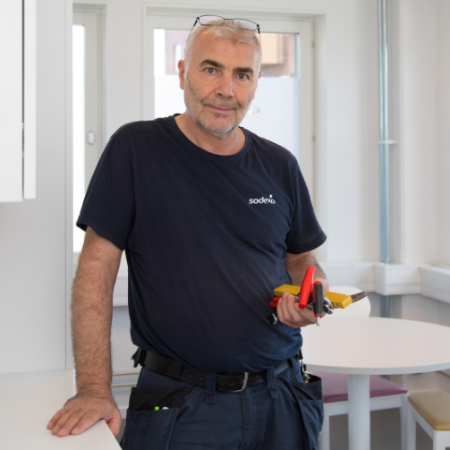 Manlig sodexo medarbetare under konsultation