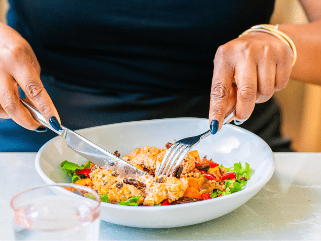 Kvinna som äter en sallad
