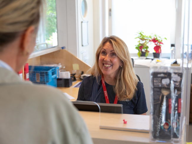 En kvinnlig medarbetare i en av Sodexo hjälpmedelsbutiker