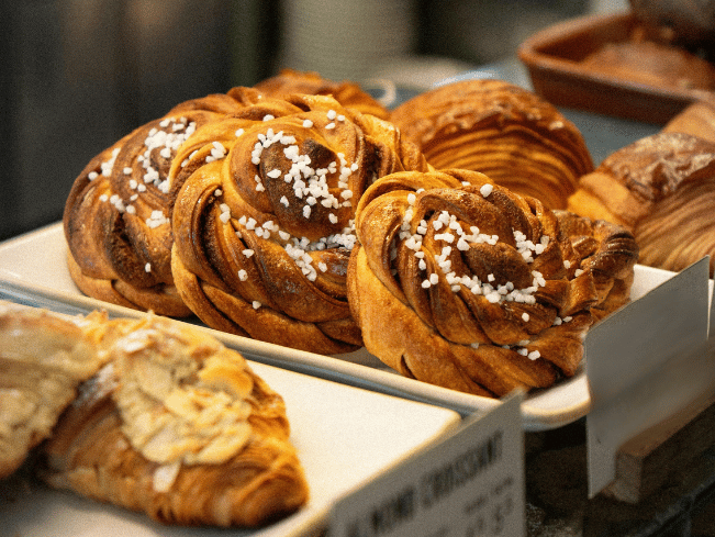 kanelbulle på ett cafe