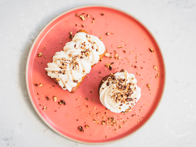 Mjuk kaka med frosting på tallrik