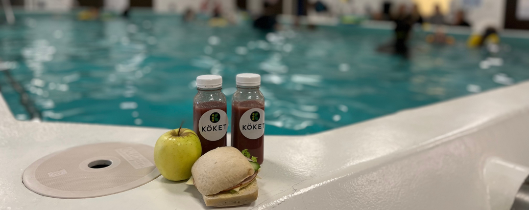 Bild på mellanmål vid bassängkanten i simhallen 