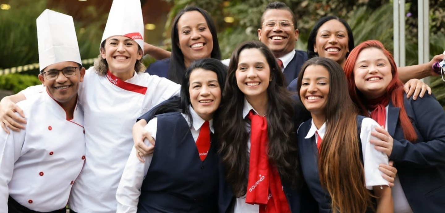 Grupppbild på ett glatt gäng Sodexo-medarbetare