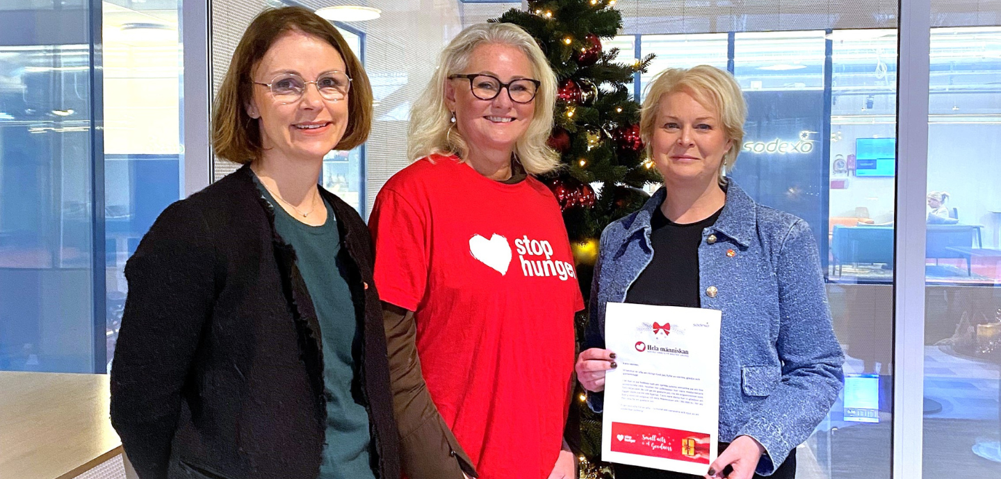 Sodexos hållbarhetsdirektör Karin Vierma vid utdelningen av gåvobeviset till Hela människan året julgåva