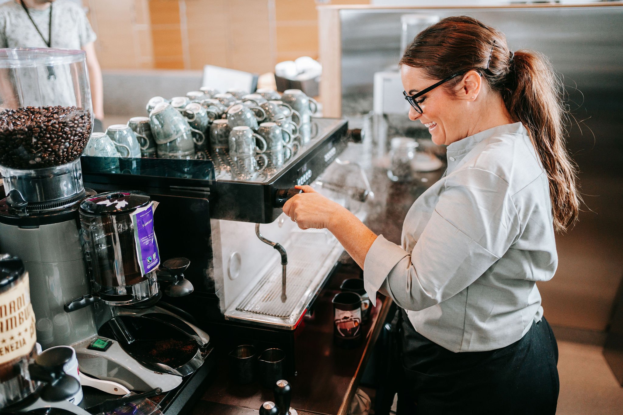 En Sodexomedarbetare som jobbar som barista ordnar med kaffe under invigningsveckan av restaurang Galleri Curie på AstraZeneca i Göteborg
