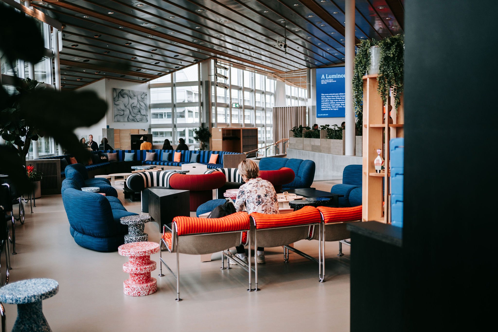 Interiörbild tagen inne på Restaurang Galleri Curie på AstraZeneca i Göteborg
