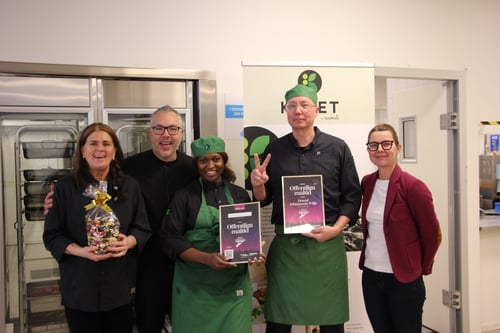 Gruppbild tagen under besök på Restaurang Blå Molnet på Grillska gymnasiet i Eskilstuna