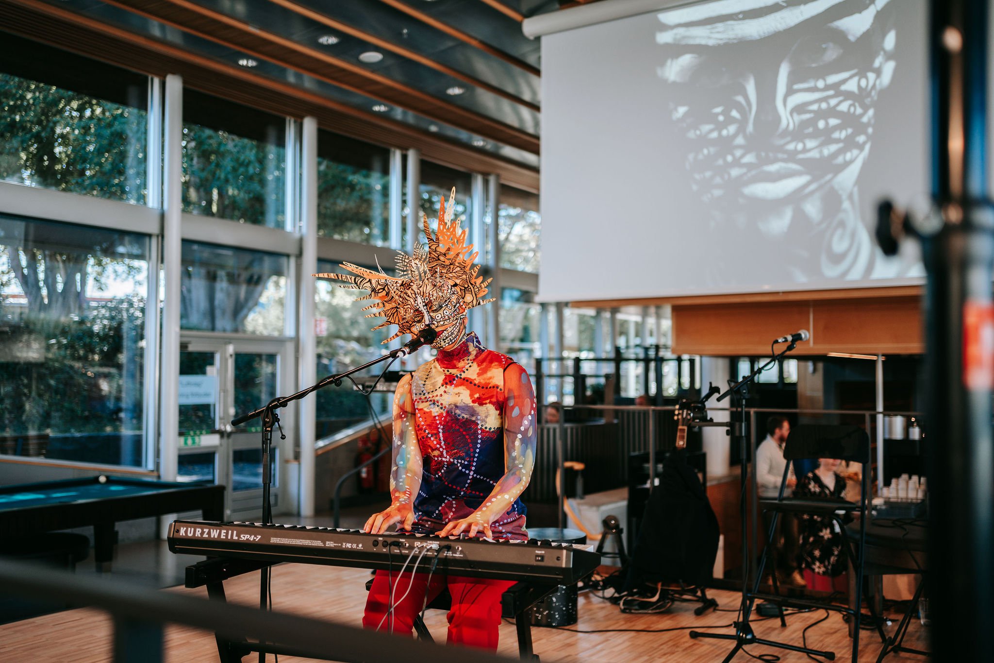 Artist som spelar piano under invigningsveckan av restaurang Galleri Curie på AstraZeneca i Göteborg