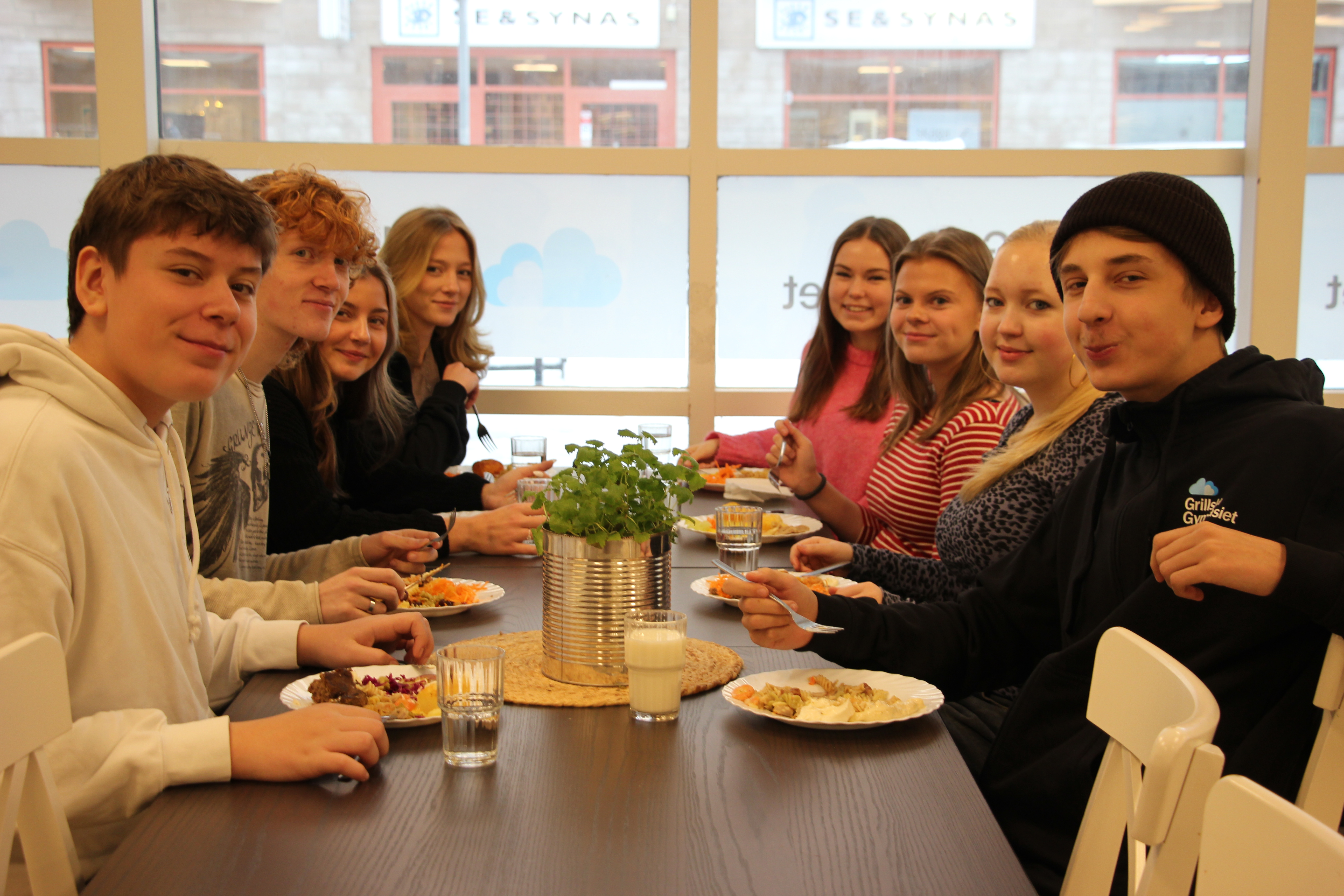 Elever på Grillska Gymnasiet sitter och äter på Restaurang Blå Molnet