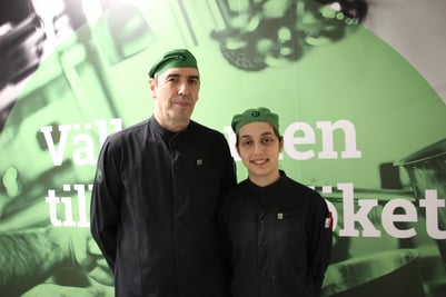 Kostas och Eleni i Söderköket som lagar mellanmålet till barnen från Pysslingen förskolor