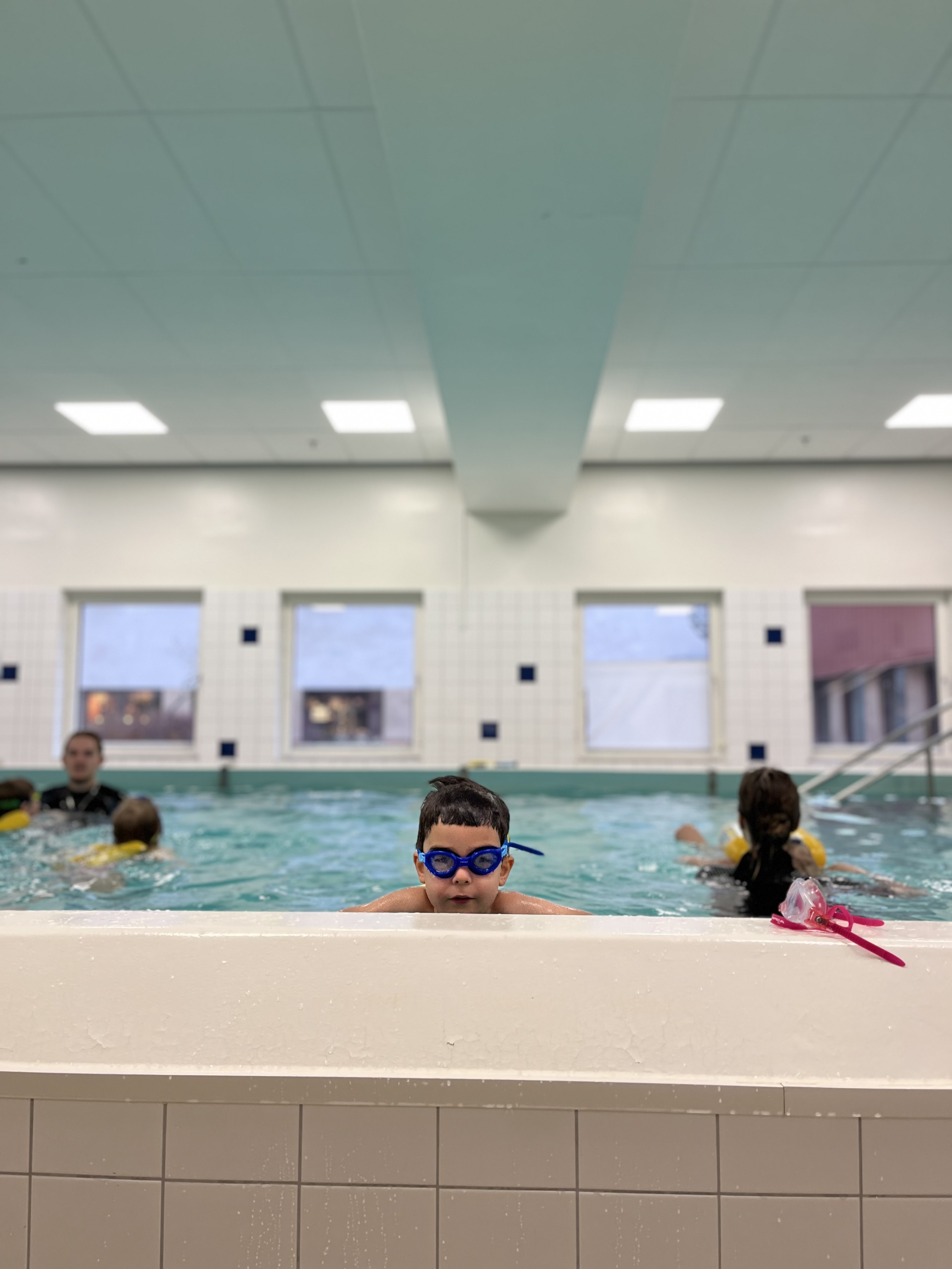 Bild på en liten pojke från Pysslingen skolor som badar