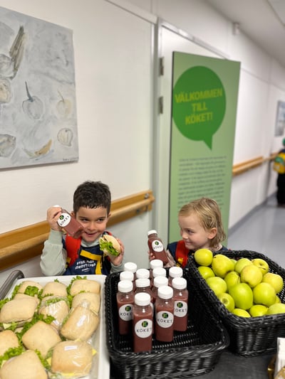 Barn från förskolan Pysslingen som hämtar mellanmål efter simskolan