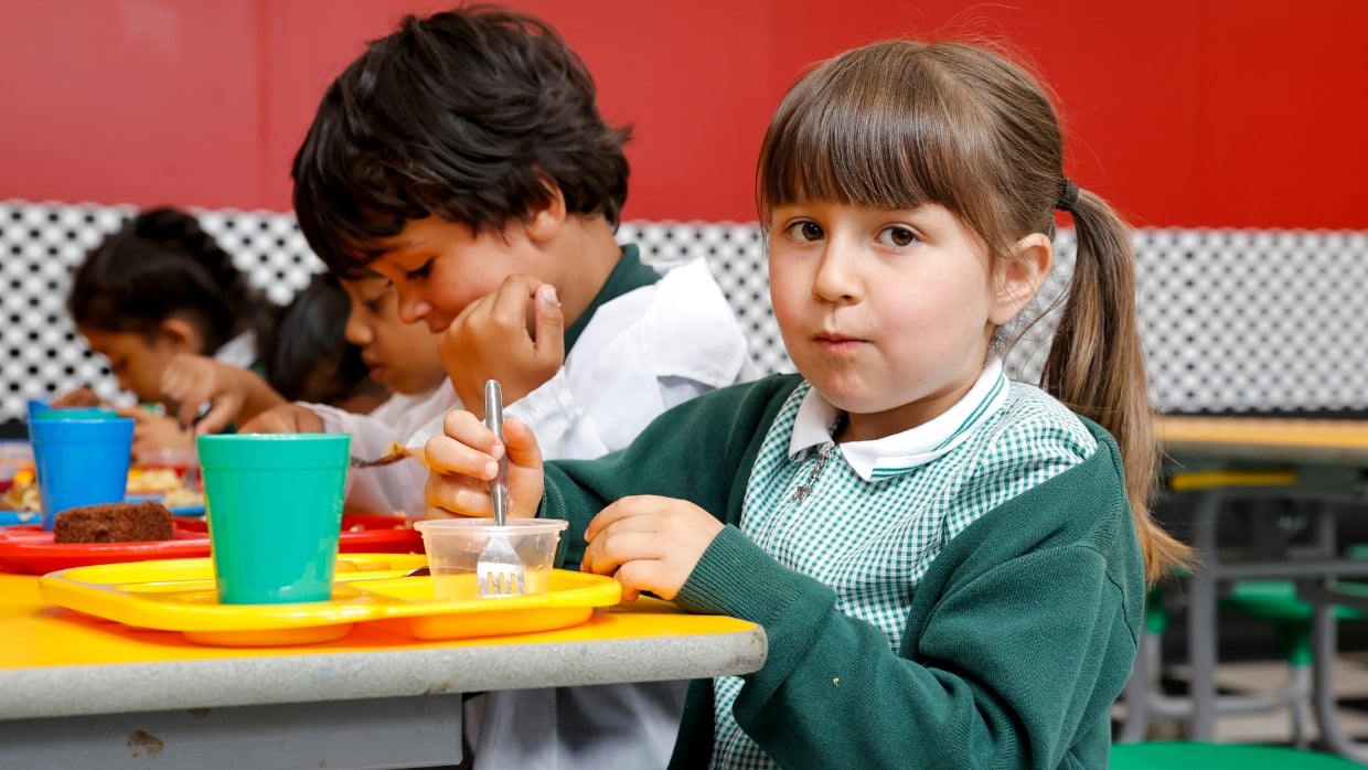 children eating at school