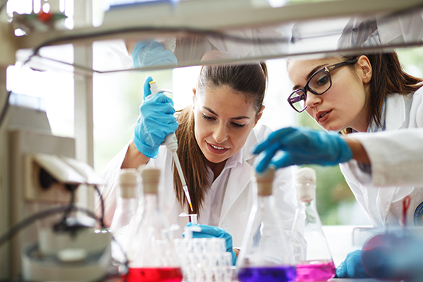 2 women in a lab