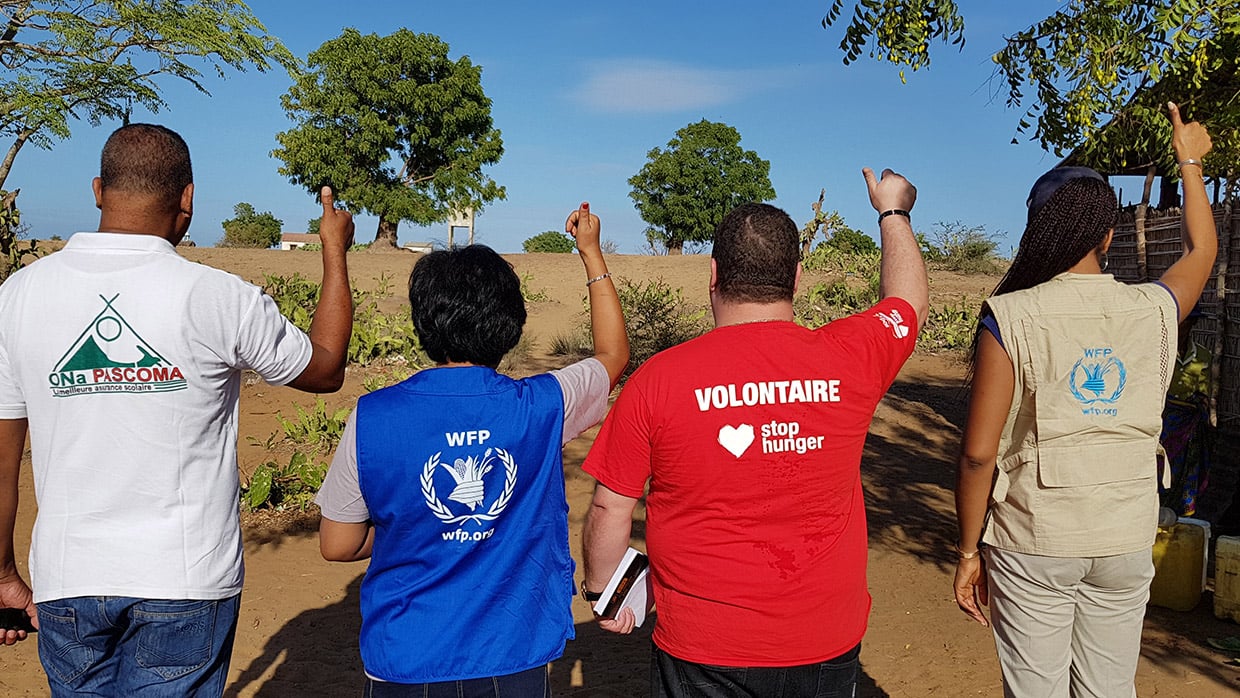 Volontaires Stop Hunger levant le poing vers le ciel