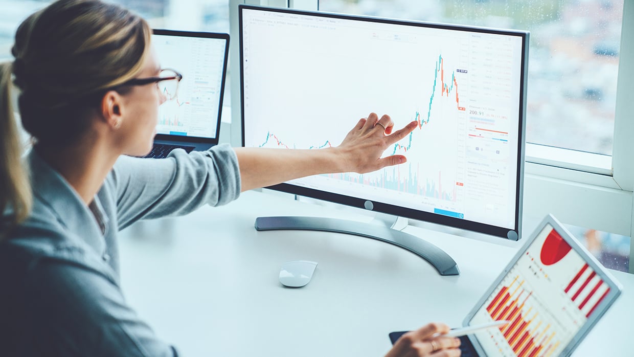 woman showing a graph on a computer
