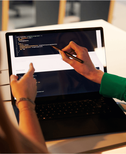 feature_card_computer_screen_hands_416x508