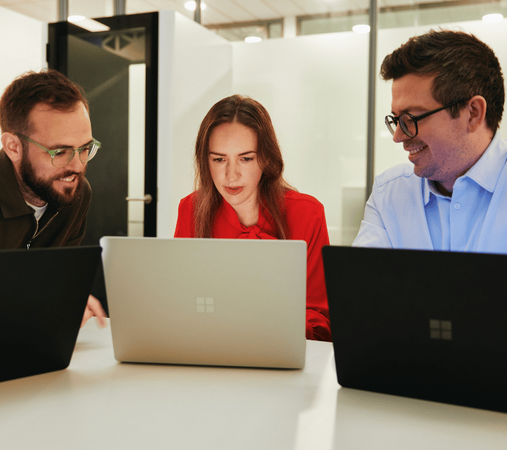 cg_looking_at_three_computers_720x640px