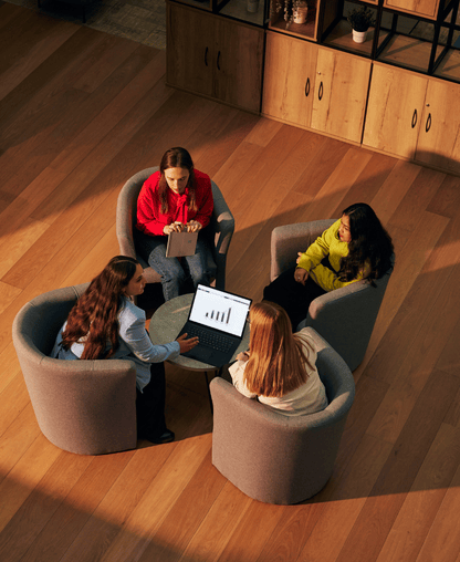 fc_four_chairs_chatting_416x416px