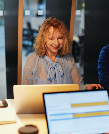 featurecard_laptopworking_416x508