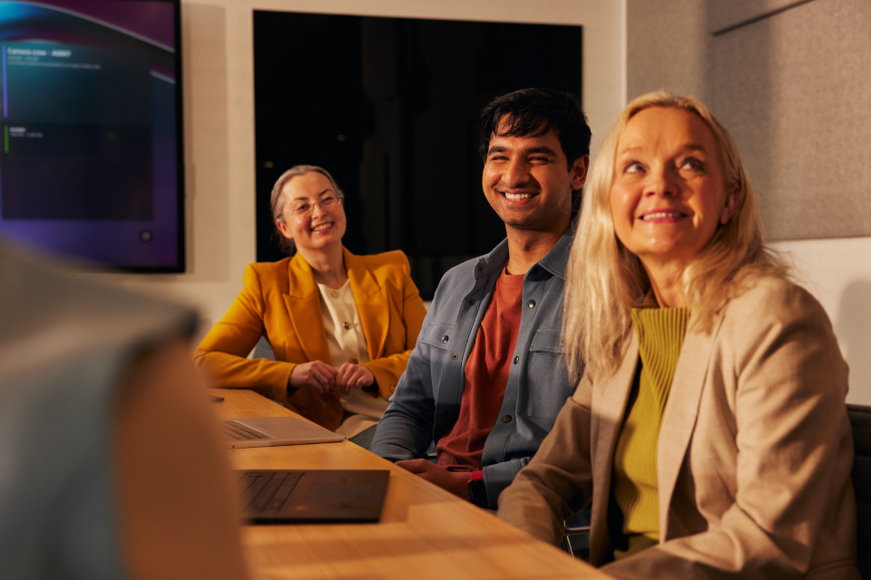 hero_media_team_engaged_meeting_960x640