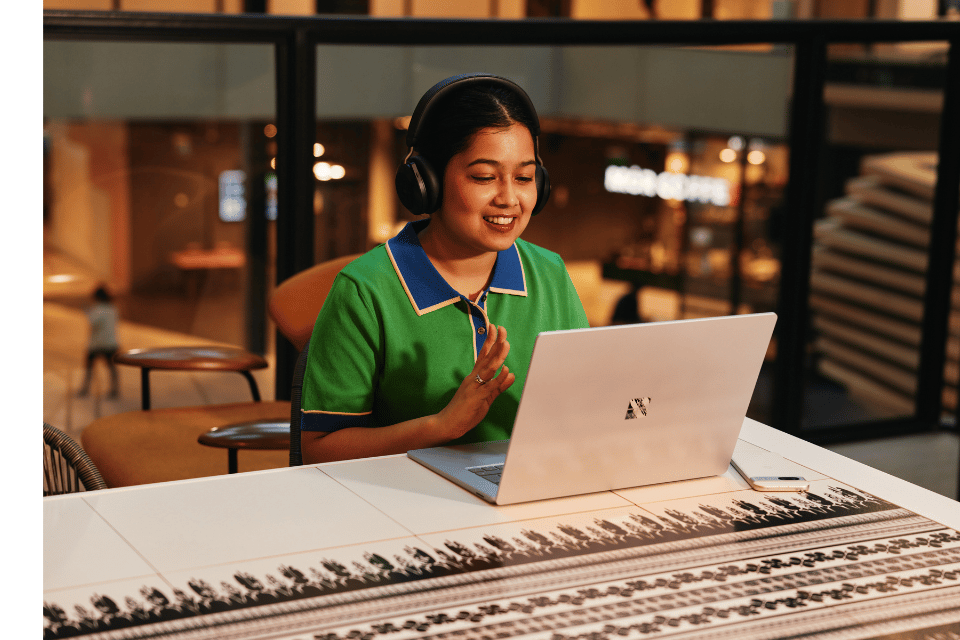 hero_media_woman_laptop_call_960x640